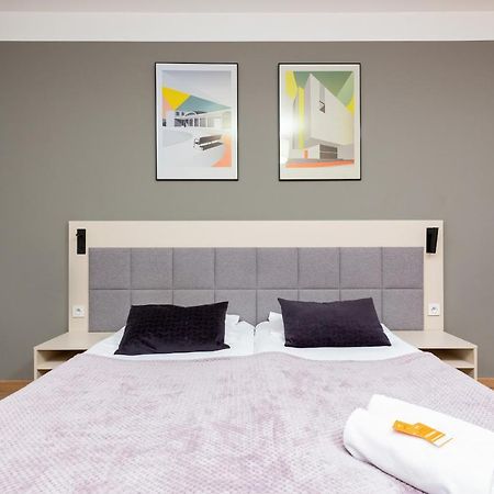 Wolska Residence Apartments With Parking By Noclegi Renters Варшава Екстер'єр фото