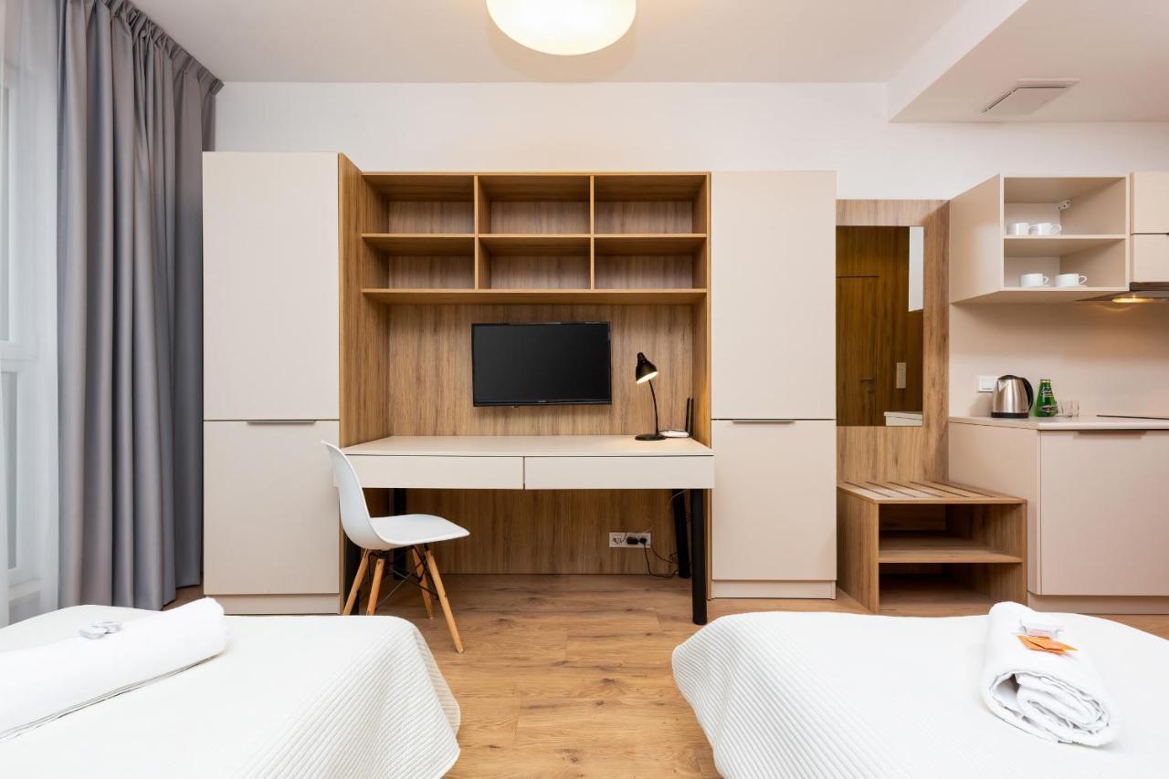 Wolska Residence Apartments With Parking By Noclegi Renters Варшава Екстер'єр фото