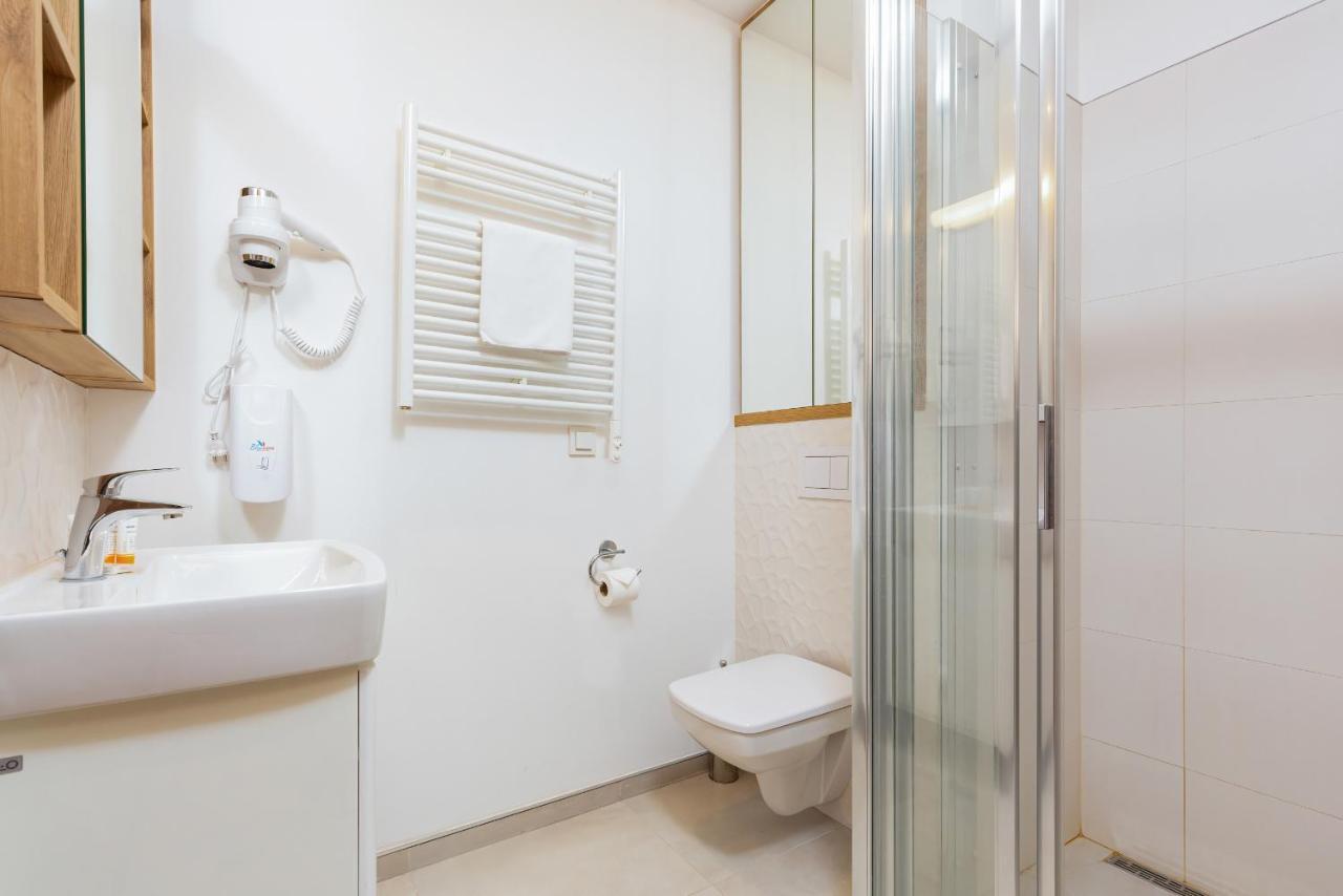 Wolska Residence Apartments With Parking By Noclegi Renters Варшава Екстер'єр фото